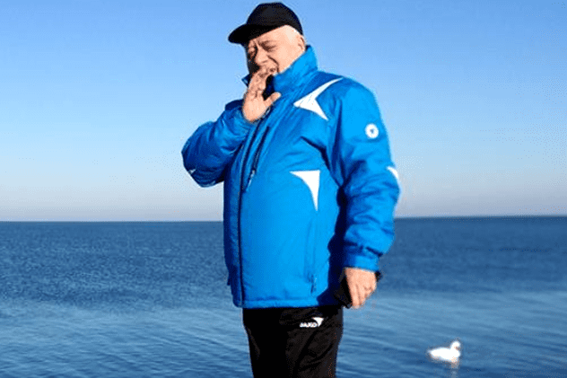 Fostul campion naţional la atletism Dumitru Mihăilescu, găsit mort în Poiana Brașov. Dumitru Mihăilescu, pe malul mării, în trening (bluză albastră și pantaloni negri) și cu o șapcă neagră pe cap