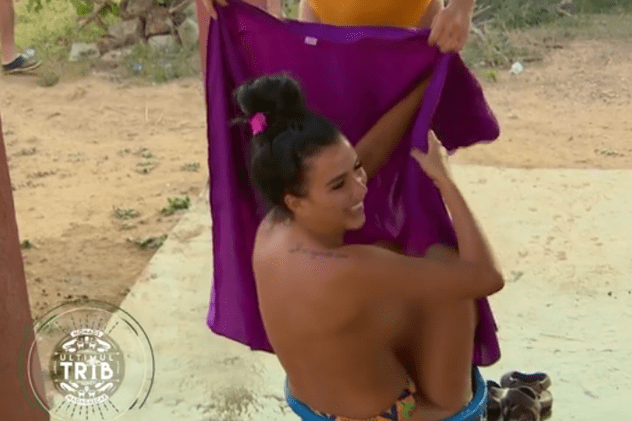 Daniela Crudu a făcut baie topless, la Ultimul Trib. Captură video cu momentul în care Danilea Crudu se spală topless, într-un lighean, la Ultimul Trib