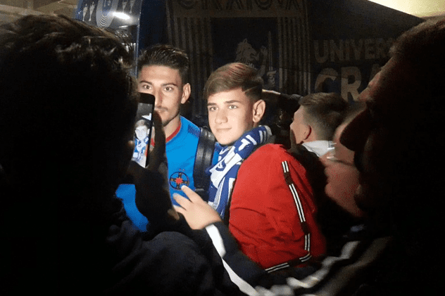Fotbaliștii echipei FCSB au făcut selfie cu fanii Universității Craiova