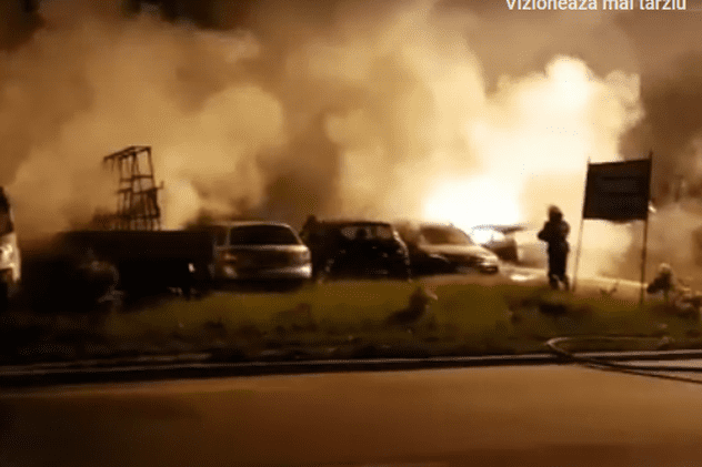 VIDEO/ Șase mașini incendiate într-o parcare din Curtea de Argeș