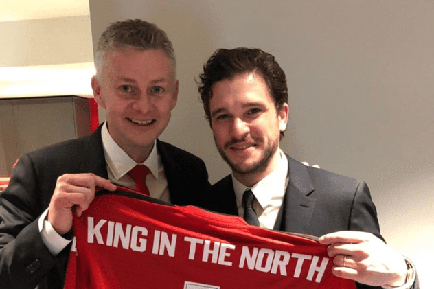 Kit Harington (Jon Snow) a primit de la Ole Gunnar Solskjaer, antrenorul lui Manchester United, un tricou inscripționat cu sintagma ”King in the North” (n.r. - regele Nordului), unul dintre titlurile lui Jon Snow în serialul Game of Thrones.
