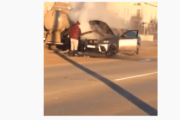 Un BMW în flăcări, stins cu excrementele dintr-o vidanjă