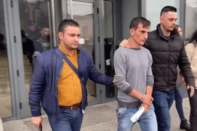 Un bărbat din București suspectat de tentativă de viol este scos din sediul Poliției după ce a fost reținut