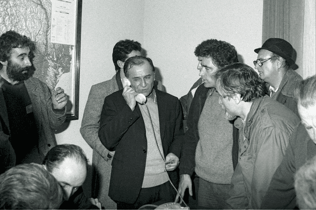 Ion Iliescu vorbind la telefon in sediul fostului Comitet Central al PCR, actualmente sediul MAI, pe 22 decembrie 1989. In stanga imaginii apare Adrian Sarbu, viitorul proprietar al PRO TV. Foto: Agerpres