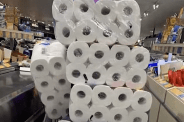O parte din baxurile cu hârtie igienică pe care a dorit să le returneze un australian. FOTO: captură YouTube