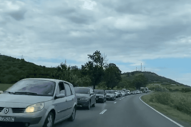 VIDEO | Aglomerație și la munte. Coloane de mașini pe Valea Prahovei, se circulă bară la bară
