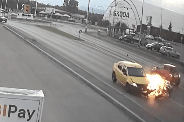 Motocicleta unui polițist intră într-o mașină și explodează, pe o stradă din Buzău, după ce este lovită cu intenție de o șoferiță