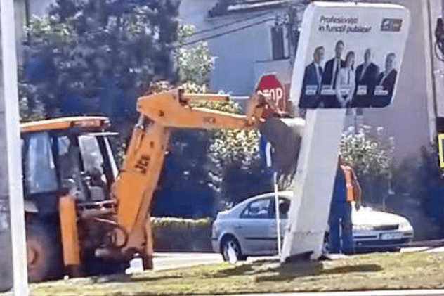 VIDEO |  Un panou electoral USR, pus la pământ cu excavatorul. Reacția primarului: “Reduce vizibilitatea”