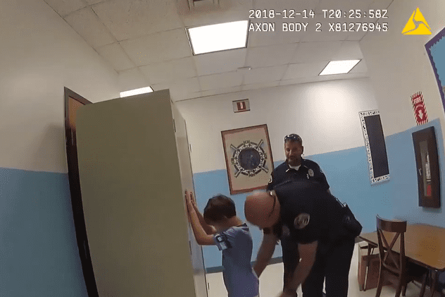 VIDEO | Scene revoltătoare în Florida. Un copil de 8 ani cu nevoi speciale, încătușat de polițiști:„Vei merge la închisoare”