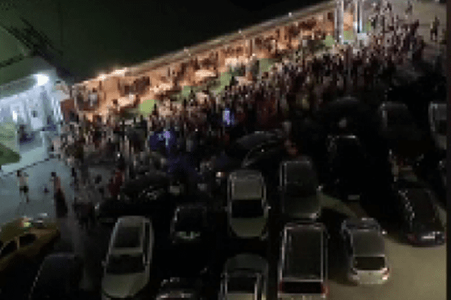 VIDEO | Sute de persoane la un concert al lui Vali Vijelie în Mamaia. Cântărețul a fost amendat, iar lumea dispersată de poliție