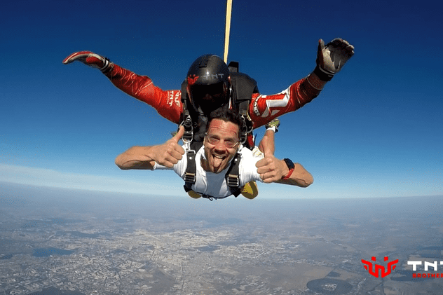 Adrian Nartea și-a făcut curaj și-a sărit cu parașuta. “Până la 4.000 de metri spui de 300 de ori toate rugăciunile pe care le știi”