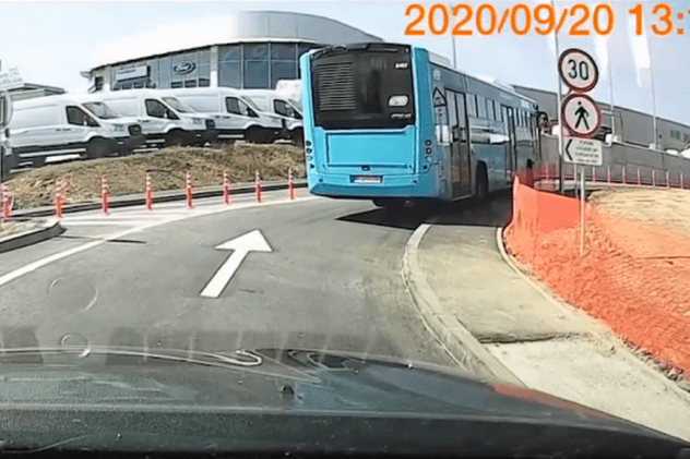 VIDEO | Pasajul Ciurel, abia inaugurat, e prea îngust pentru autobuze. Imagini virale cu un șofer care se chinuie să ia curba