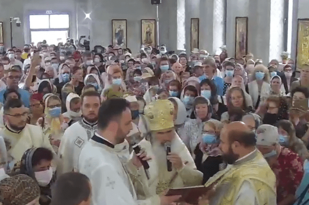 VIDEO | Arhiepiscopul Tomisului, ÎPS Teodosie, slujbă fără respectarea normelor de distanțare. Enoriașii s-au înghesuit în biserică