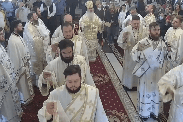 VIDEO | Arhiepiscopul Tomisului, ÎPS Teodosie, slujbă fără respectarea normelor de distanțare. Enoriași fără mască sau cu ea sub bărbie