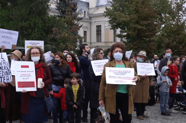 VIDEO | Protest în faţa Mitropoliei din Iaşi față de interzicerea pelerinajului de Sfânta Parascheva. Patriarhul Daniel: măsura e ”disproporționată și discriminatorie”