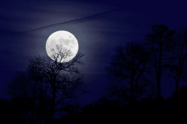 VIDEO  | Fenomen rar în noaptea de Halloween: „Luna albastră”, numită și „Luna Vânătorului”