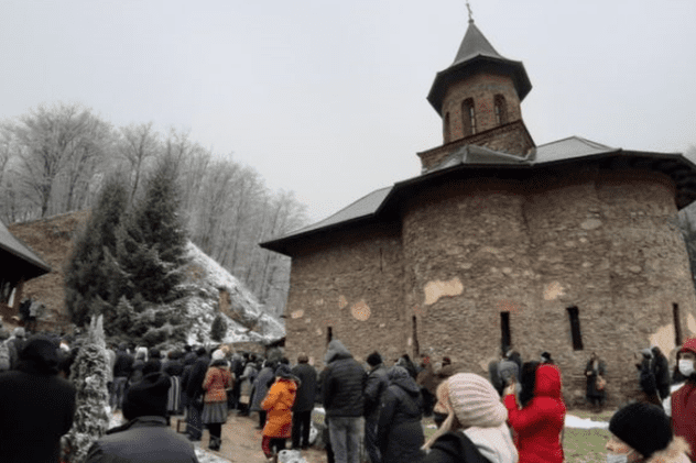 VIDEO  | Pelerinaj cu sute de oameni la Mănăstirea Prislop, păzit de jandarmi