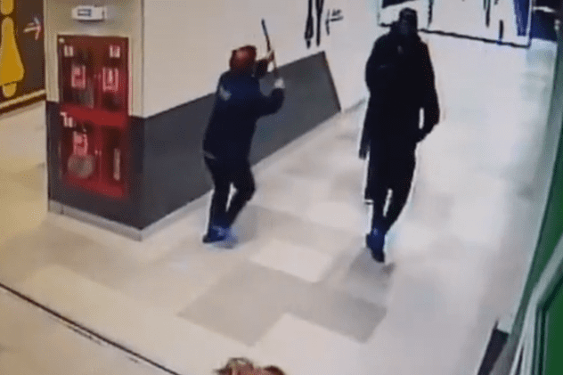 ﻿VIDEO | Bărbatul acuzat că a încercat să violeze o femeie în toaleta unui mall, prins de femeia de serviciu, care a încercat să-l lovească cu mopul