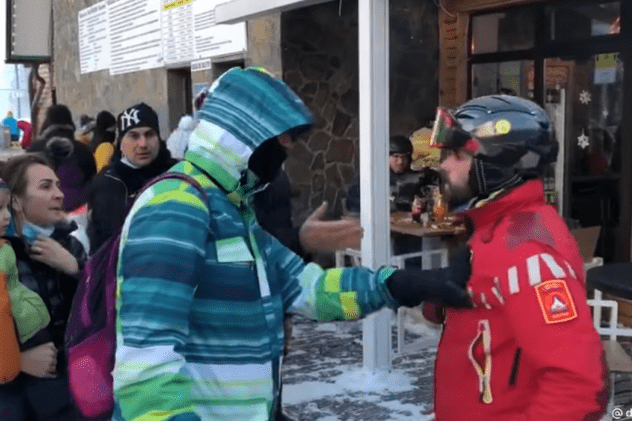 VIDEO | Turiști din Bușteni, reacție agresivă la apariția unei ambulanțe pe pârtie: „De ce să ne dăm la o parte?” Amenzi de 2.200 de lei