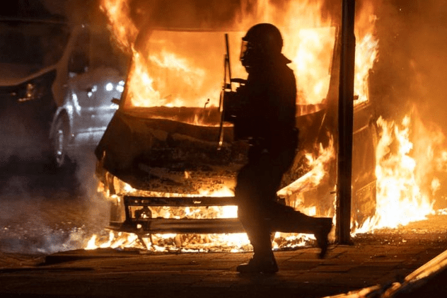 Peste 150 de arestări în Olanda, după o nouă noapte de proteste violente. Manifestanții au jefuit magazine și au incendiat mașini