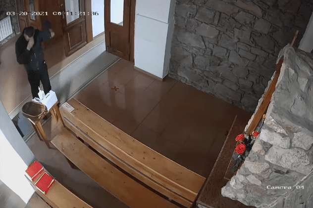 Un bărbat a fost filmat cum își dezinfectează mâinile și își face cruce în biserică, înainte de a fura banii din cutia milei