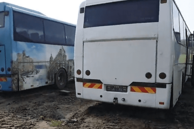 VIDEO | Șeful Gărzii de Mediu, live pe facebook de pe un câmp unde sunt arse autobuze abandonate. Mesaj pentru autoritățile locale