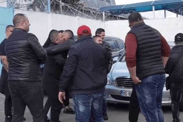Frații Corduneanu, urale în fața Penitenciarului Iași, după ce „Regele” clanului a ieșit din pușcărie