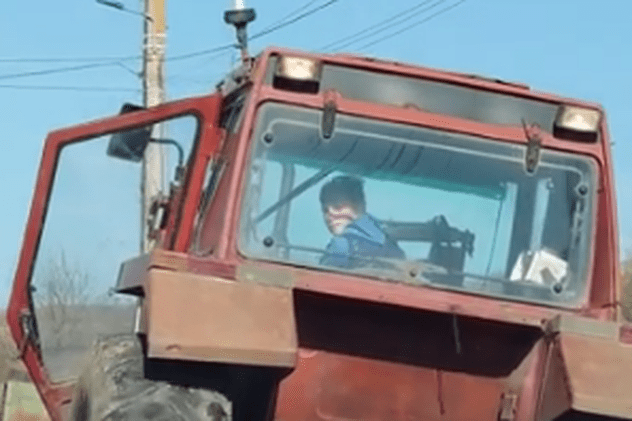 Copil filmat la volanul unui tractor, în Cluj. Poliția a demarat o anchetă