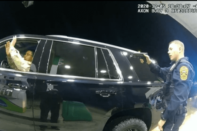 VIDEO | Militar american, scos din maşină de polițiști sub ameninţarea armelor şi stropit cu spray paralizant