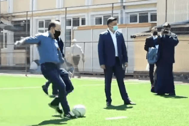 Florin Cîțu, jonglerii cu mingea de fotbal cu elevii de la Liceul Teologic Ortodox „Nicolae Steinhardt” din Satu Mare