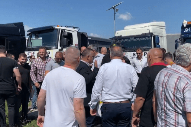 Trafic îngreunat la Suceava. Peste 100 de TIR-uri circulă cu viteză redusă pe șosele, în semn de protest
