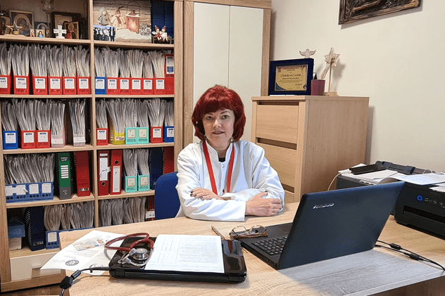 Reportaj în cabinetul celui mai de succes medic de familie din Iași. Cum își convinge pacienții să se vaccineze anti-COVID