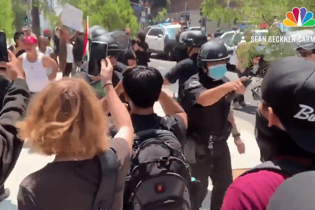 Proteste în Los Angeles, după ce un transsexual s-a dezbrăcat alături de femei într-un spa. O persoană a fost rănită