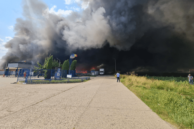 Incendiu puterni la un depozit de materiale plastice din Alba Iulia. Mesaj Ro-alert emis de ISU