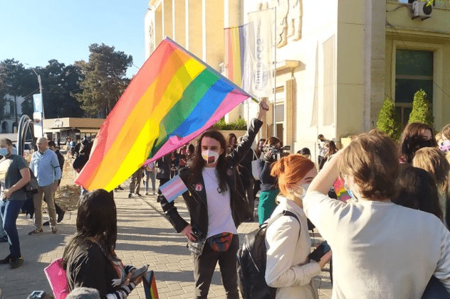 Marş al comunităţii LGBTQ la Iași. Contramanifestanții au aruncat cu agheasmă