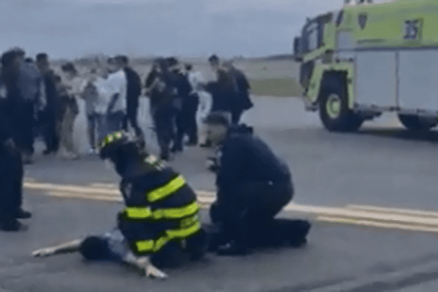 Evacuare de urgență a pasagerilor unui avion care a aterizat la New York după ce un bărbat a pretins că are o bombă