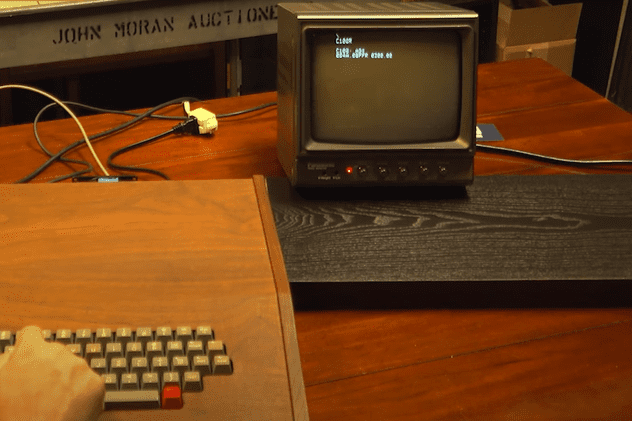 Un computer Apple-1 din 1976, în carcasă de lemn exotic, vândut la licitație cu 400.000 de dolari. Există doar 6 astfel de exemplare în lume