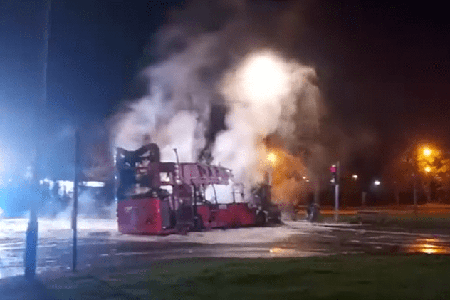 VIDEO Autobuz deturnat și incendiat, în capitala Irlandei de Nord. Este al doilea incident similar, într-o săptămână