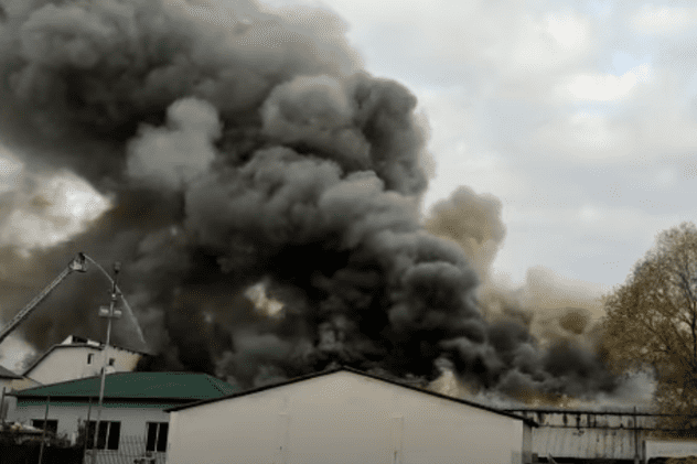 Incendiu de proporţii la o fabrică de mezeluri din Olt. A fost afectată și o clădire de birouri