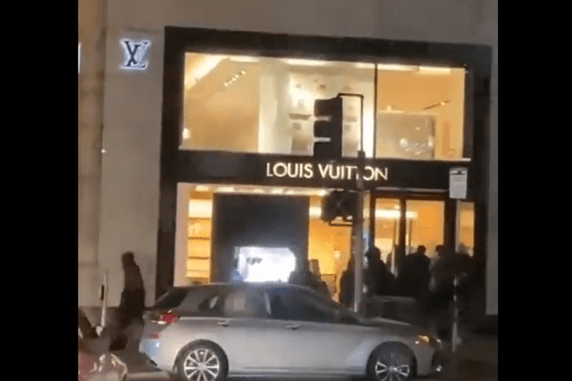 Metodă inedită de jaf în SUA: 80 de hoți au golit un magazin de lux în câteva minute
