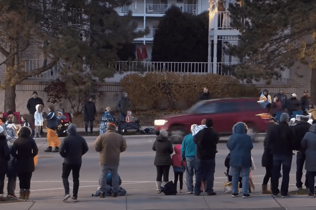 Tragedie la o paradă de Crăciun din SUA. 5 morți, după ce un șofer a intrat intenționat cu mașina în mulțime