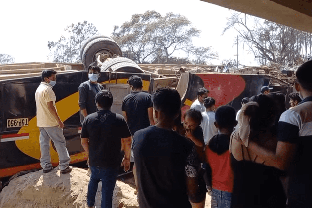 Un autobuz plin cu muncitori a căzut de pe un pod, în Peru. Cel puțin o persoană a murit și alte 20 au fost rănite