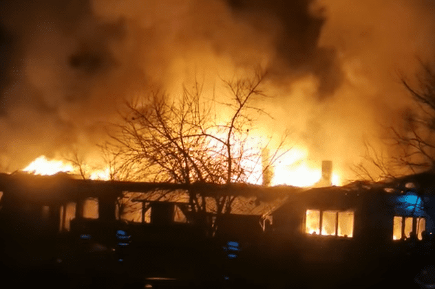 Incendiu violent în Harghita: 30 de persoane au scăpat din casele mistuite de flăcări și își vor petrece noaptea la rude sau vecini