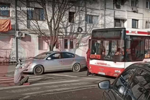 Un bărbat aflat în carantină a blocat circulația pe o stradă din Vaslui, după ce și-a pierdut banii la păcănele