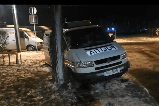 Un polițist în vârstă de 21 de ani din Vaslui a fost rănit după ce a intrat cu autospeciala într-un copac