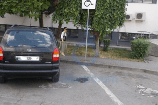O șoferiță din Cluj, amendată după ce a parcat pe locurile persoanelor cu handicap, a obținut anularea sancțiunii. Cum a motivat instanța