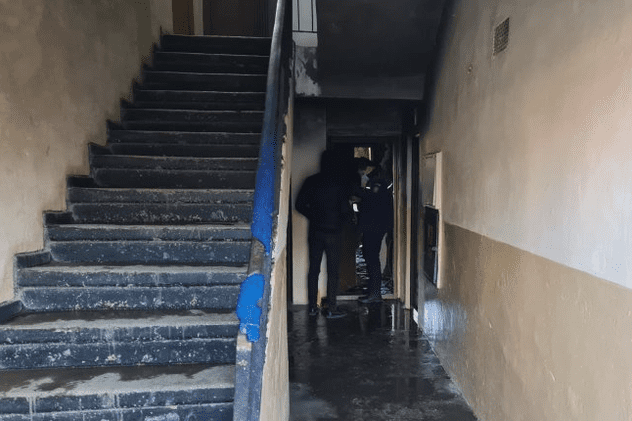 Două persoane carbonizate și alta grav rănită, după ce apartamentul lor din comuna ieșeană Vlădeni a luat foc