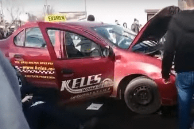 Mașină aflată în timpul examenului auto, lovită de un alt autoturism, la Brăila. Polițistul-examinator, în stare gravă