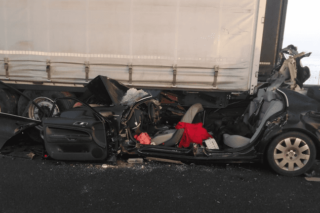 VIDEO | Cine sunt cei trei tineri morți la Nădlac, în mașina strivită sub un TIR. Șoferul vinovat avea 26 de ani