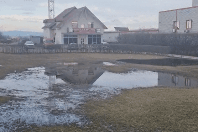 Un cartier din Ploiești a fost inundat de petrol, după ce o conductă de transport s-a spart. Din ce cauză s-a produs avaria